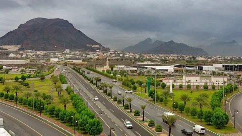 طقس السعودية اليوم يشهد نشاط الرياح وانتشار الغبار في عدة مناطق