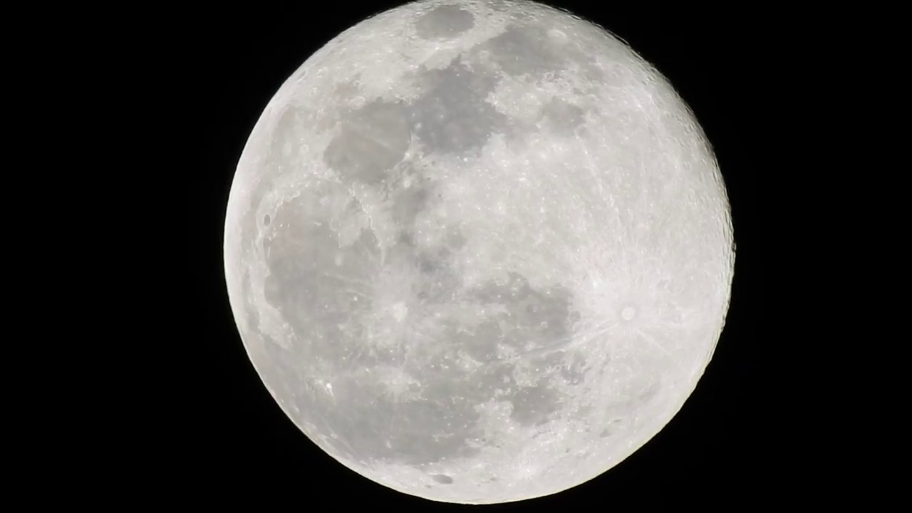 قمر الذئب العملاق يضيء السماء قرب المشتري في حدث فلكي نادر