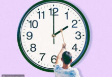 العد التنازلي انتهى.. بدء العمل بالتوقيت الصيفي غدًا وتقديم الساعة 60 دقيقة رسميًا