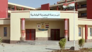 بالتأكيد، إليك مقال تفصيلي حول الموضوع:

رسميًا.. شروط وخطوات التقديم لوظائف معلمي اللغة اليابانية بالمدارس المصرية اليابانية
في خطوة تعكس التوسع المستمر والشراكة الاستراتيجية بين مصر واليابان في مجال التعليم، أعلنت الجهات المعنية عن فتح باب التقديم لوظائف معلمي اللغة اليابانية بالمدارس المصرية اليابانية. تأتي هذه المبادرة في إطار سعي المدارس لتقديم تعليم متكامل يجمع بين المناهج المصرية ودمج عناصر من التجربة التعليمية اليابانية الفريدة، خاصة فيما يتعلق بالأنشطة الخاصة (التوكاتسو) والاهتمام باللغة والثقافة اليابانية.
يُعد هذا الإعلان فرصة ذهبية للكفاءات المصرية الشابة المتخصصة في اللغة اليابانية، للانضمام إلى صرح تعليمي رائد والمساهمة في بناء جيل جديد واعٍ ومطلع على ثقافات العالم. وفيما يلي، نستعرض بالتفصيل الشروط المطلوبة وخطوات التقديم لهذه الوظائف الهامة.
أولاً: السمات الشخصية والمؤهلات العامة المطلوبة
إلى جانب المؤهلات الأكاديمية، تبحث المدارس المصرية اليابانية عن معلمين يمتلكون مجموعة من السمات الشخصية التي تتماشى مع الفلسفة التعليمية اليابانية:

الشغف بالتدريس: حب حقيقي للمهنة والقدرة على إلهام الطلاب.
القدرة على التعامل مع الأطفال: الصبر والمرونة وفهم احتياجات المراحل العمرية المختلفة.
روح الفريق: القدرة على العمل بفعالية ضمن فريق عمل متكامل.
الانضباط والالتزام: الالتزام بقواعد العمل والمواعيد والقيم التربوية.
القدرة على التكيف: الاستعداد لتعلم وتطبيق المنهجيات التعليمية اليابانية الجديدة.

ثانيًا: الشروط الأساسية للتقديم
لضمان اختيار الكفاءات الأنسب، تم تحديد مجموعة من الشروط الأساسية التي يجب أن يستوفيها المتقدمون:


المؤهل الدراسي:

أن يكون المتقدم حاصلًا على مؤهل جامعي عالٍ (ليسانس أو بكالوريوس) من إحدى الجامعات المصرية أو ما يعادلها.
يفضل أن يكون التخصص في اللغة اليابانية (مثل أقسام اللغة اليابانية بكليات الألسن والآداب، أو أي تخصص ذي صلة باللغة والثقافة اليابانية).



إتقان اللغة اليابانية:

إتقانًا تامًا للغة اليابانية تحدثًا وكتابة وقراءة.
يفضل الحاصلون على الشهادة الدولية لإتقان اللغة اليابانية (JLPT) بمستوى N1 أو N2 على الأقل، أو ما يعادلها من شهادات إتقان معتمدة.



الخبرة:

يفضل وجود خبرة سابقة في تدريس اللغة اليابانية أو في مجال له صلة باللغة اليابانية، خاصة للأطفال أو في بيئات تعليمية مشابهة.
الخبرة في الأنشطة التعليمية غير التقليدية أو الأنشطة اللامنهجية تعد ميزة إضافية.



السن:

ألا يتجاوز سن المتقدم الحد الأقصى المعلن في الإعلان الرسمي (عادة ما يكون هناك حد أقصى للسن عند التقديم لأول مرة، مثل 40 أو 45 عامًا).



الجنسية:

أن يكون المتقدم مصري الجنسية.



السمعة والسلوك:

أن يكون حسن السير والسلوك، وألا يكون قد صدر ضده أي أحكام جنائية أو قضايا مخلة بالشرف والأمانة.



مهارات الحاسب الآلي:

إجادة استخدام برامج الحاسب الآلي الأساسية (مثل حزمة مايكروسوفت أوفيس) والإنترنت.



ثالثًا: خطوات التقديم للوظائف
تتم عملية التقديم لهذه الوظائف عادةً من خلال بوابة إلكترونية مخصصة لضمان الشفافية وتسهيل الإجراءات:


التقديم الإلكتروني:

متابعة الموقع الرسمي لوزارة التربية والتعليم والتعليم الفني، أو البوابة الإلكترونية للمدارس المصرية اليابانية، فور الإعلان الرسمي عن فتح باب التقديم.
الدخول إلى الرابط المخصص للتقديم وملء نموذج البيانات الشخصية والأكاديمية والخبرات المطلوبة بدقة ووضوح.



إرفاق المستندات المطلوبة:

السيرة الذاتية (CV): حديثة ومفصلة باللغتين العربية والإنجليزية أو اليابانية.
صور المؤهلات العلمية: شهادة التخرج وشهادات الدورات التدريبية إن وجدت.
شهادة إتقان اللغة اليابانية: مثل شهادة JLPT أو أي إثبات آخر معتمد.
صورة البطاقة الشخصية: سارية المفعول.
صور شخصية حديثة: ذات خلفية بيضاء.
شهادات الخبرة: إن وجدت، من جهات عمل سابقة.



المراجعة والتقييم الأولي:

بعد انتهاء فترة التقديم، يتم فرز الطلبات ومراجعتها للتأكد من استيفاء المتقدمين للشروط الأولية.



الاختبارات والمقابلات:

سيتم دعوة المتقدمين المستوفين للشروط لاجتياز اختبارات تحريرية وشفوية في اللغة اليابانية، وأيضًا اختبارات في المناهج وطرق التدريس.
تلي ذلك مقابلات شخصية لتقييم المهارات الشخصية والتربوية والقدرة على الاندماج في البيئة التعليمية للمدارس اليابانية.
قد تتضمن المقابلات جزءًا عمليًا لتقديم حصة تدريسية مصغرة باللغة اليابانية.



التدريب:

بعد اجتياز جميع المراحل بنجاح، قد يخضع المرشحون المختارون لدورات تدريبية مكثفة حول المنهجيات التعليمية المتبعة في المدارس المصرية اليابانية، وخاصة نظام "التوكاتسو".



مزايا الانضمام إلى الكوادر التعليمية بالمدارس المصرية اليابانية:

بيئة عمل فريدة: فرصة للعمل في بيئة تعليمية متطورة ومحفزة تتبنى أحدث الممارسات التربوية.
تطوير مهني مستمر: توفير فرص للتدريب والتطوير المستمر بالتعاون مع خبراء التعليم الياباني.
راتب مجزٍ وحوافز: الحصول على رواتب تنافسية وحوافز تقديرية.
المساهمة في مشروع قومي: المشاركة في مشروع تعليمي استراتيجي يهدف إلى رفع جودة التعليم في مصر.

ندعو كل الكفاءات المصرية المتخصصة في اللغة اليابانية والطامحة في إحداث فرق حقيقي في التعليم، إلى متابعة الإعلانات الرسمية والتقدم لهذه الفرصة الواعدة. إنها ليست مجرد وظيفة، بل هي دعوة للمساهمة في بناء جسور ثقافية وتعليمية بين مصر واليابان، وتنشئة جيل جديد قادر على فهم العالم والتواصل معه.