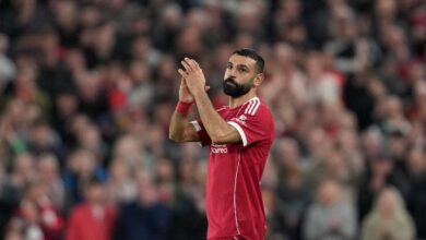 بين الأسطورة والمدرب الجديد.. هل تتحول أيام محمد صلاح الأخيرة في ليفربول إلى اختبار علني لسلوت؟
أسدل الستار على حقبة يورجن كلوب الأسطورية في ليفربول، ليبدأ فصل جديد يحمل على عاتقه المدرب الهولندي آرني سلوت مهمة ملء الفراغ الكبير الذي خلفه "الرجل الضاحك". ومع كل بداية جديدة، تبرز تحديات جمة، لعل أبرزها وأكثرها حساسية يتعلق بوضع النجم المصري محمد صلاح، أسطورة النادي وهدافه التاريخي في الدوري الإنجليزي الممتاز. هل ستتحول الأيام القادمة من مسيرة صلاح مع الريدز، وربما الأخيرة، إلى اختبار علني لقدرة سلوت على إدارة كبار النجوم، وفرض رؤيته الفنية، أم أن القصة ستنتهي بطريقة سلسة وبعيدة عن الأضواء؟
صلاح: أيقونة في مهب الريح؟
لا يمكن لأحد أن ينكر مكانة محمد صلاح كأحد أعظم اللاعبين في تاريخ ليفربول. أرقامه التهديفية الخارقة، مساهماته في استعادة أمجاد النادي محلياً وقارياً، وشخصيته الكاريزمية، كلها جعلت منه "الملك المصري" في قلوب جماهير الأنفيلد. لكن الموسم الأخير شهد بعض الاهتزازات في مستوى صلاح، وإن حافظ على أرقام جيدة، إلا أن وهجه لم يكن دائماً بنفس القوة، وتخللته فترات من التراجع، بالتوازي مع اقتراب نهاية عقده في صيف 2025.
حادثة صلاح وكلوب على خط التماس في مباراة وست هام، وإن تم التقليل من شأنها لاحقاً، إلا أنها كانت بمثابة إشارة خافتة على أن الأمور قد لا تكون مثالية تماماً. في أوج عطائه، كان صلاح لا يمس، لكن مع تقدمه في العمر (32 عاماً)، ومع دخول نادٍ بحجم ليفربول في مرحلة انتقالية، يصبح كل ملف على طاولة التقييم.
سلوت: تحدي الإرث وشخصية الأسطورة
يصل آرني سلوت إلى الأنفيلد وهو يحمل على كتفيه إرثاً ثقيلاً. استبدال كلوب ليس بالمهمة السهلة، والجمهور المتعطش للبطولات لن يمنح المدرب الجديد رفاهية الوقت الطويل. سلوت، المعروف بأسلوبه الهجومي ونجاحه في تطوير اللاعبين مع فينورد، سيحتاج لفرض فلسفته الكروية وتشكيل فريقه الخاص. وهنا يبرز ملف محمد صلاح كاختبار حقيقي.
كيف سيتعامل سلوت مع لاعب بحجم صلاح؟ هل يراه حجراً أساسياً في مشروعه الجديد، أم لاعباً قد لا تتناسب خصائصه مع تكتيكاته المستقبلية؟ والأهم، كيف سيدير علاقة العمل مع أسطورة حية للنادي، اعتادت أن تكون مركز الثقل في التشكيلة الأساسية؟
الاختبار العلني: إدارة العلاقة ووضع معيار للمستقبل
إن مسألة بقاء صلاح أو رحيله، وكيفية استخدام سلوت له، لن تكون مجرد قرار فني داخلي. بل ستتحول إلى اختبار علني يترقب نتائجه الجميع:
رسالة سلوت للسوق واللاعبين: طريقة تعامل سلوت مع صلاح ستحدد شكل علاقته بالنجوم الآخرين في الفريق، وسترسل رسالة واضحة للاعبين المحتملين في سوق الانتقالات عن شخصية المدرب الجديد ومدى قدرته على إدارة الغرف المغلقة.
حساسية الجماهير والإعلام: صلاح ليس لاعباً عادياً، إنه محبوب الجماهير. أي قرار قد يفسر على أنه تقليل من شأنه أو عدم تقدير لتاريخه، سيواجه رد فعل جماهيرياً وإعلامياً قوياً قد يؤثر سلباً على بداية سلوت.
التوازن بين الماضي والمستقبل: سلوت بحاجة لبناء فريق للمستقبل، لكنه في نفس الوقت لا يستطيع تجاهل الإرث الذي خلفه كلوب، والذي كان صلاح جزءاً أساسياً منه. الموازنة بين احترام الماضي وبناء المستقبل هي المهمة الأصعب.
تأثير العقد: مع تبقي عام واحد على عقده، يمتلك ليفربول فرصة أخيرة للاستفادة مالياً من صلاح في حال قرر بيعه، أو تجديد عقده بشروط جديدة قد تتناسب مع وضعه الحالي ومكانته. هذا القرار سيحدد مسار اللاعب والنادي على المدى القريب.
الرهانات عالية
لا شك أن الأيام القادمة ستحمل معها الكثير من التكهنات والتحليلات حول مستقبل محمد صلاح. سواء قرر سلوت منحه دوراً محورياً جديداً، أو اتجه النادي نحو بيعه لفتح الباب أمام دماء جديدة، فإن هذا القرار سيشكل نقطة تحول في مسيرة كل من صلاح وسلوت.
لم يعد الأمر مجرد قرار فني يتعلق بتشكيلة مباراة، بل هو قرار استراتيجي سيحدد ملامح حقبة سلوت الأولى في الأنفيلد، وسيرسم صورة جديدة لمستقبل أسطورة بحجم محمد صلاح. والجميع يترقب كيف سينجح المدرب الهولندي في تجاوز هذا الاختبار العلني شديد الحساسية.