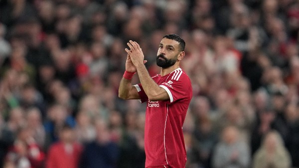 بين الأسطورة والمدرب الجديد.. هل تتحول أيام محمد صلاح الأخيرة في ليفربول إلى اختبار علني لسلوت؟
أسدل الستار على حقبة يورجن كلوب الأسطورية في ليفربول، ليبدأ فصل جديد يحمل على عاتقه المدرب الهولندي آرني سلوت مهمة ملء الفراغ الكبير الذي خلفه "الرجل الضاحك". ومع كل بداية جديدة، تبرز تحديات جمة، لعل أبرزها وأكثرها حساسية يتعلق بوضع النجم المصري محمد صلاح، أسطورة النادي وهدافه التاريخي في الدوري الإنجليزي الممتاز. هل ستتحول الأيام القادمة من مسيرة صلاح مع الريدز، وربما الأخيرة، إلى اختبار علني لقدرة سلوت على إدارة كبار النجوم، وفرض رؤيته الفنية، أم أن القصة ستنتهي بطريقة سلسة وبعيدة عن الأضواء؟
صلاح: أيقونة في مهب الريح؟
لا يمكن لأحد أن ينكر مكانة محمد صلاح كأحد أعظم اللاعبين في تاريخ ليفربول. أرقامه التهديفية الخارقة، مساهماته في استعادة أمجاد النادي محلياً وقارياً، وشخصيته الكاريزمية، كلها جعلت منه "الملك المصري" في قلوب جماهير الأنفيلد. لكن الموسم الأخير شهد بعض الاهتزازات في مستوى صلاح، وإن حافظ على أرقام جيدة، إلا أن وهجه لم يكن دائماً بنفس القوة، وتخللته فترات من التراجع، بالتوازي مع اقتراب نهاية عقده في صيف 2025.
حادثة صلاح وكلوب على خط التماس في مباراة وست هام، وإن تم التقليل من شأنها لاحقاً، إلا أنها كانت بمثابة إشارة خافتة على أن الأمور قد لا تكون مثالية تماماً. في أوج عطائه، كان صلاح لا يمس، لكن مع تقدمه في العمر (32 عاماً)، ومع دخول نادٍ بحجم ليفربول في مرحلة انتقالية، يصبح كل ملف على طاولة التقييم.
سلوت: تحدي الإرث وشخصية الأسطورة
يصل آرني سلوت إلى الأنفيلد وهو يحمل على كتفيه إرثاً ثقيلاً. استبدال كلوب ليس بالمهمة السهلة، والجمهور المتعطش للبطولات لن يمنح المدرب الجديد رفاهية الوقت الطويل. سلوت، المعروف بأسلوبه الهجومي ونجاحه في تطوير اللاعبين مع فينورد، سيحتاج لفرض فلسفته الكروية وتشكيل فريقه الخاص. وهنا يبرز ملف محمد صلاح كاختبار حقيقي.
كيف سيتعامل سلوت مع لاعب بحجم صلاح؟ هل يراه حجراً أساسياً في مشروعه الجديد، أم لاعباً قد لا تتناسب خصائصه مع تكتيكاته المستقبلية؟ والأهم، كيف سيدير علاقة العمل مع أسطورة حية للنادي، اعتادت أن تكون مركز الثقل في التشكيلة الأساسية؟
الاختبار العلني: إدارة العلاقة ووضع معيار للمستقبل
إن مسألة بقاء صلاح أو رحيله، وكيفية استخدام سلوت له، لن تكون مجرد قرار فني داخلي. بل ستتحول إلى اختبار علني يترقب نتائجه الجميع:
رسالة سلوت للسوق واللاعبين: طريقة تعامل سلوت مع صلاح ستحدد شكل علاقته بالنجوم الآخرين في الفريق، وسترسل رسالة واضحة للاعبين المحتملين في سوق الانتقالات عن شخصية المدرب الجديد ومدى قدرته على إدارة الغرف المغلقة.
حساسية الجماهير والإعلام: صلاح ليس لاعباً عادياً، إنه محبوب الجماهير. أي قرار قد يفسر على أنه تقليل من شأنه أو عدم تقدير لتاريخه، سيواجه رد فعل جماهيرياً وإعلامياً قوياً قد يؤثر سلباً على بداية سلوت.
التوازن بين الماضي والمستقبل: سلوت بحاجة لبناء فريق للمستقبل، لكنه في نفس الوقت لا يستطيع تجاهل الإرث الذي خلفه كلوب، والذي كان صلاح جزءاً أساسياً منه. الموازنة بين احترام الماضي وبناء المستقبل هي المهمة الأصعب.
تأثير العقد: مع تبقي عام واحد على عقده، يمتلك ليفربول فرصة أخيرة للاستفادة مالياً من صلاح في حال قرر بيعه، أو تجديد عقده بشروط جديدة قد تتناسب مع وضعه الحالي ومكانته. هذا القرار سيحدد مسار اللاعب والنادي على المدى القريب.
الرهانات عالية
لا شك أن الأيام القادمة ستحمل معها الكثير من التكهنات والتحليلات حول مستقبل محمد صلاح. سواء قرر سلوت منحه دوراً محورياً جديداً، أو اتجه النادي نحو بيعه لفتح الباب أمام دماء جديدة، فإن هذا القرار سيشكل نقطة تحول في مسيرة كل من صلاح وسلوت.
لم يعد الأمر مجرد قرار فني يتعلق بتشكيلة مباراة، بل هو قرار استراتيجي سيحدد ملامح حقبة سلوت الأولى في الأنفيلد، وسيرسم صورة جديدة لمستقبل أسطورة بحجم محمد صلاح. والجميع يترقب كيف سينجح المدرب الهولندي في تجاوز هذا الاختبار العلني شديد الحساسية.