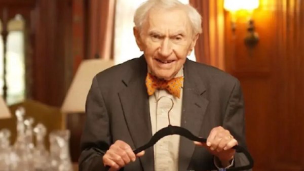 عمره 103أعوام .. أكبر طبيب ممارس في العالم يكشف عن 3 خطوات لحياة أطول