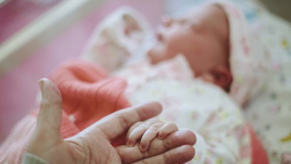 دراسة جديدة: سن 29 قد يكون الأنسب لإنجاب أول طفل لهذه الأسباب